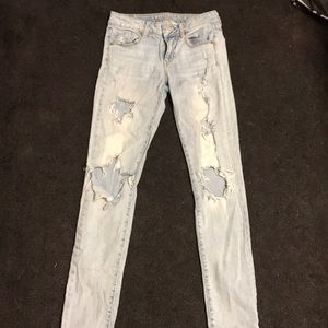 Light wash Destroyed Skinny jeans